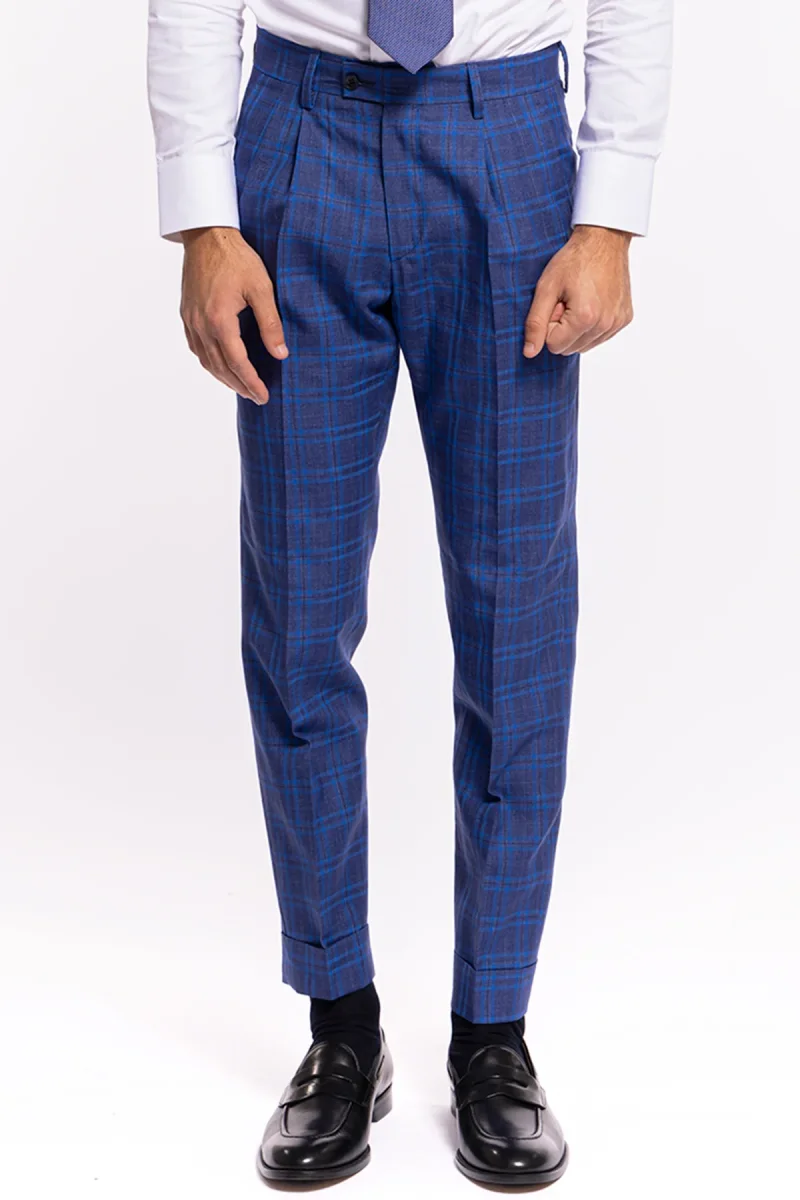 Pantalone uomo vita alta blu fantasia quadri royal blu fresco lana e seta Bristol tessuti con doppia pinces e risvolto .