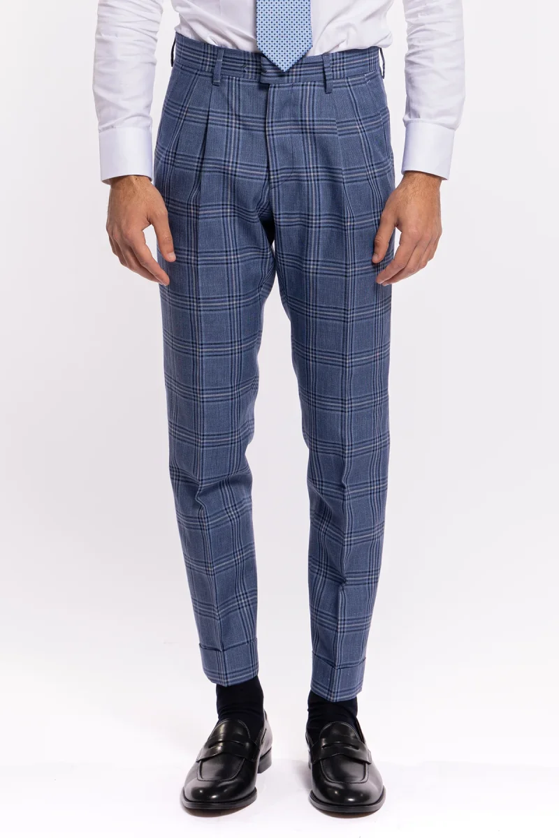 Pantalone uomo vita alta denim fantasia quadri blu fresco lana e seta Bristol Tessuti con doppia pinces e risvolto - immagine 2