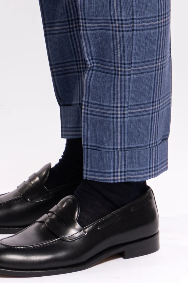 Pantalone uomo vita alta denim fantasia quadri blu fresco lana e seta Bristol Tessuti con doppia pinces e risvolto - immagine 7