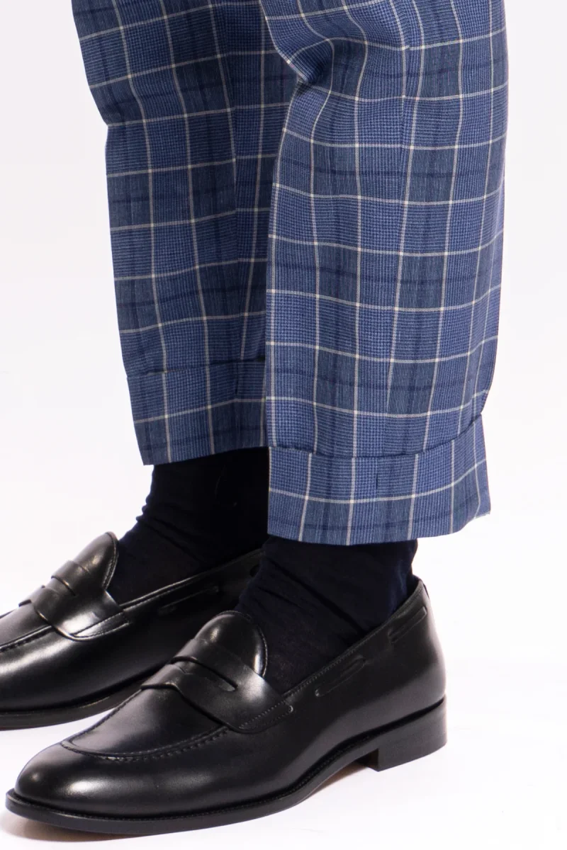 Pantalone uomo vita alta blu denim quadri bianchi fresco lana e lino Bristol Tessuti con doppia pinces e risvolto- - immagine 7