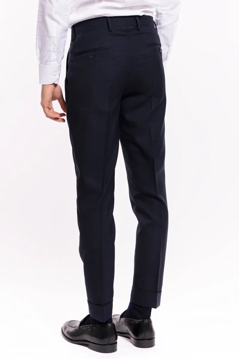 Pantalone uomo vita alta blu quadro rosso fresco lana super 120’s Holland & Sherry con doppia pinces e risvolto - immagine 5