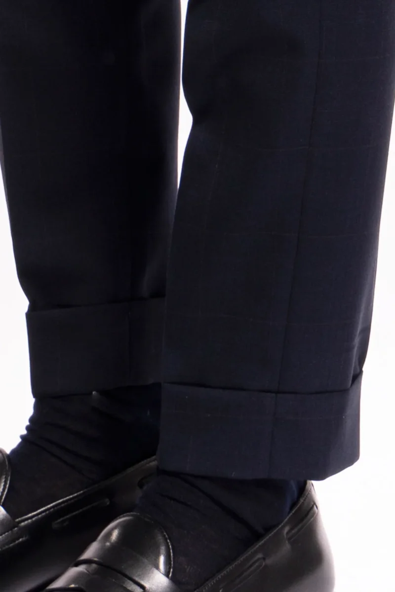 Pantalone uomo vita alta blu quadro rosso fresco lana super 120’s Holland & Sherry con doppia pinces e risvolto - immagine 7