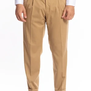Pantalone uomo vita alta color cammello tinta unita con doppia pinces e risvolto 5 cm