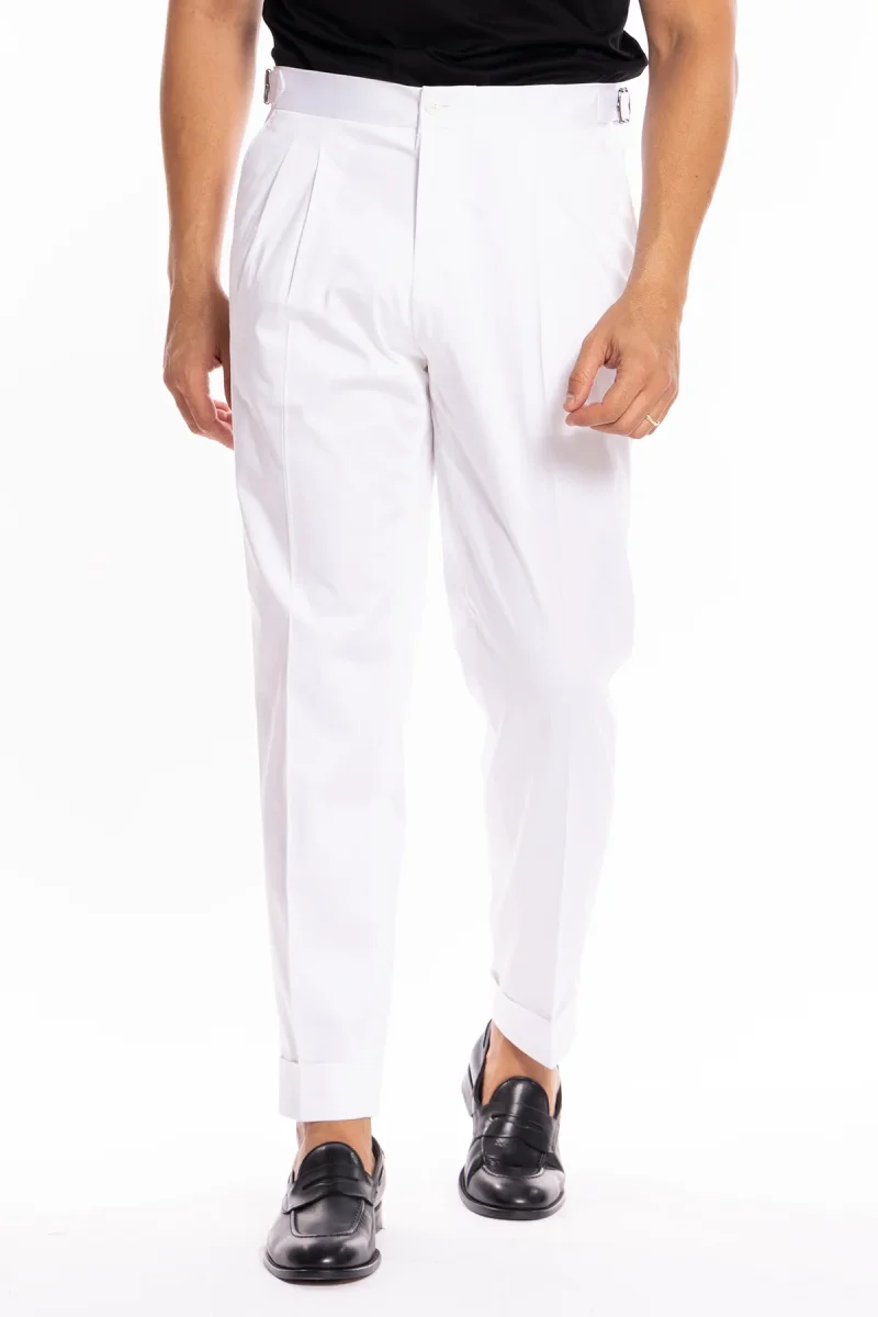 Pantalone uomo bianco in cotone vita alta doppia pinces con fibbie laterali risvolto 5cm - immagine 2