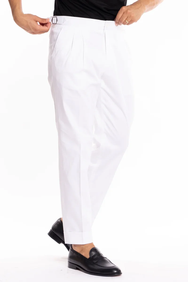 Pantalone uomo bianco in cotone vita alta doppia pinces con fibbie laterali risvolto 5cm - immagine 4