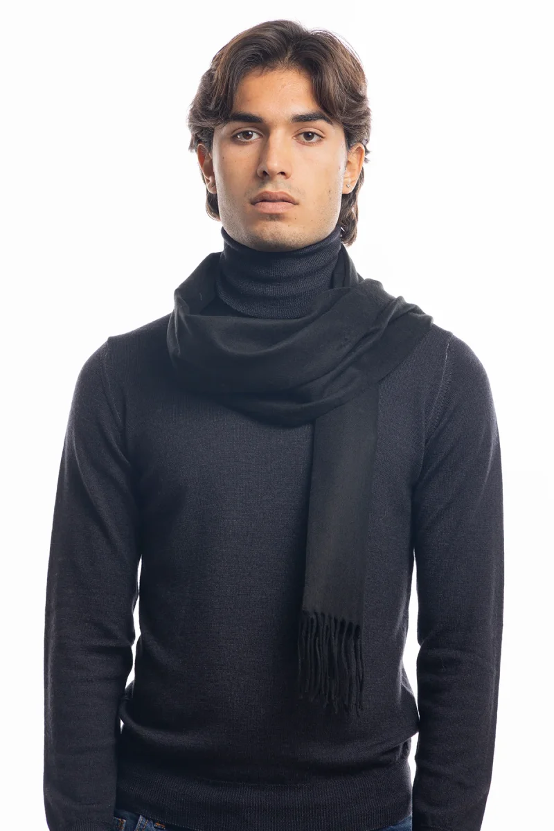 Sciarpa uomo nera invernale effetto lana cashmere con frange - immagine 2