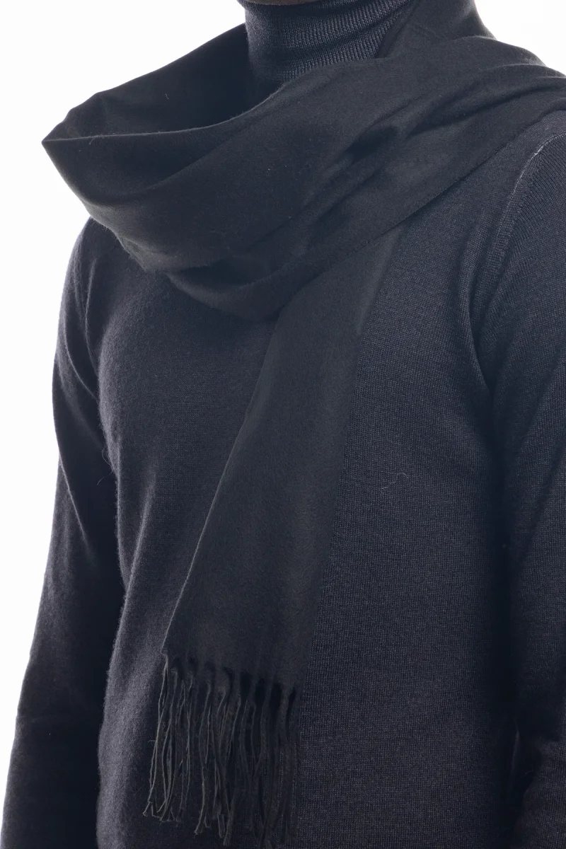 Sciarpa uomo nera invernale effetto lana cashmere con frange - immagine 3