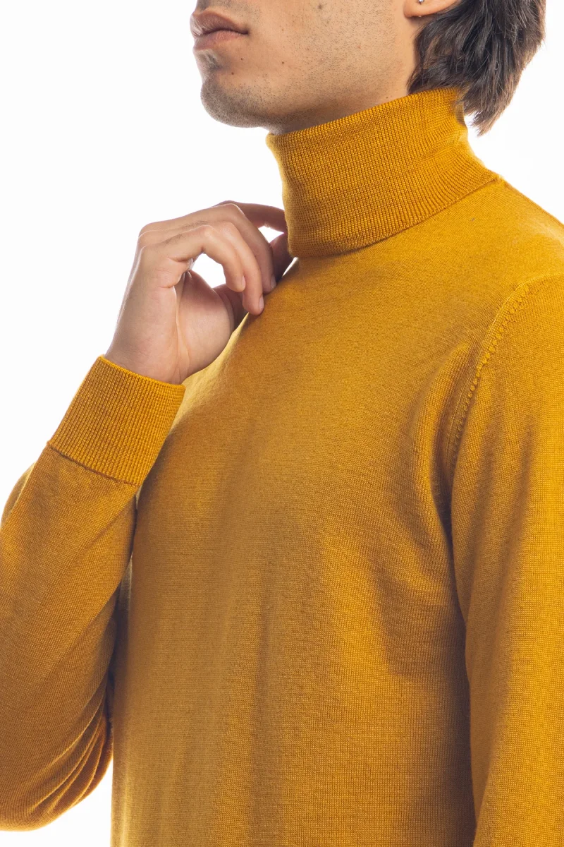 Maglione da uomo collo alto Ocra in lana merinos 100% maniche lunghe effetto stone wash - immagine 5