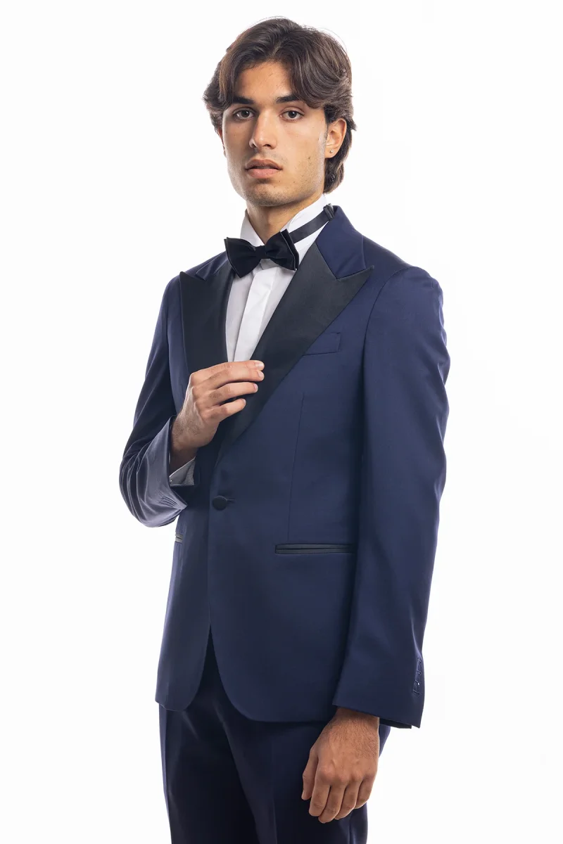 Abito smoking monopetto blu royal da uomo in fresco lana super 130’s Vitale Barberis Canonico con rever a Lancia largo in raso - immagine 3