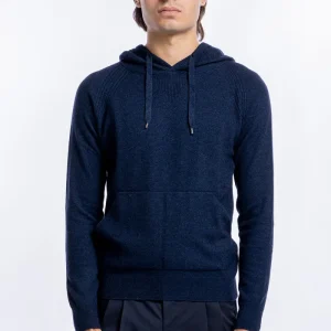 Felpa da uomo blu in lana e cashmere con cappuccio e tasche sul davanti.
