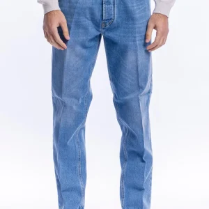 Jeans chiaro uomo 5 tasche con lievi sabbiature vestibilità regular