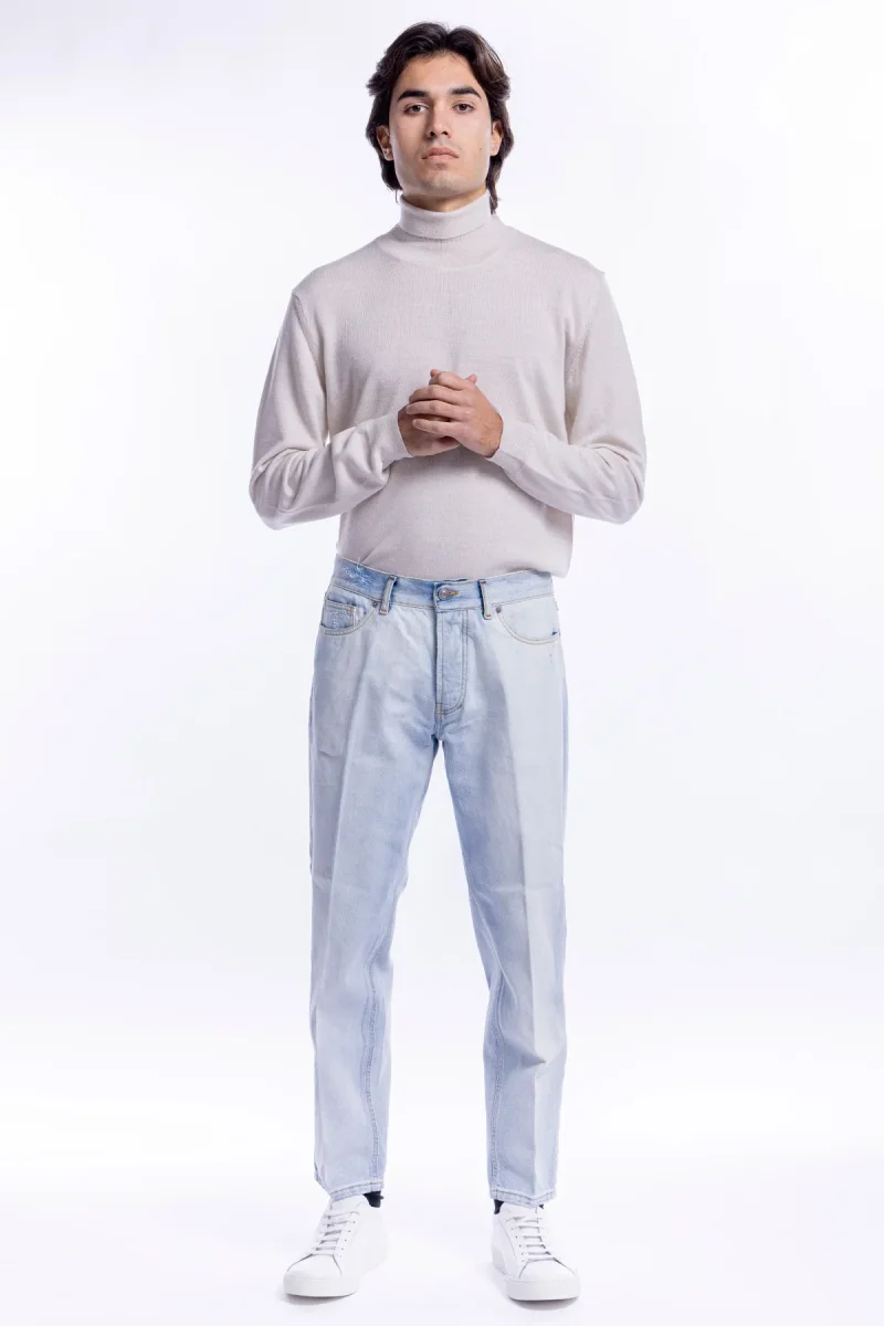 Jeans chiaro uomo effetto scambiato 5 tasche con lievi rotture vestibilità regular - immagine 3