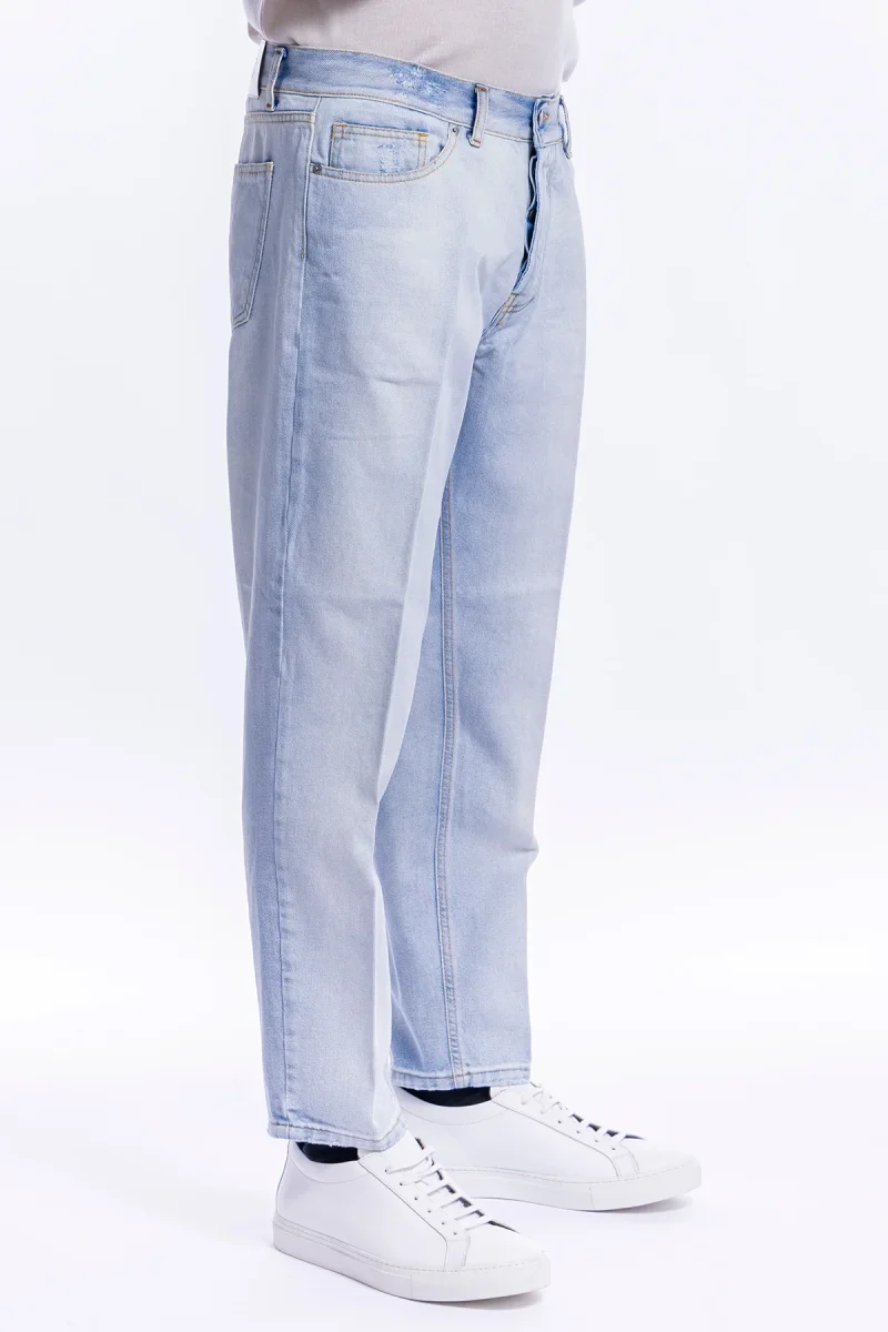 Jeans chiaro uomo effetto scambiato 5 tasche con lievi rotture vestibilità regular - immagine 4