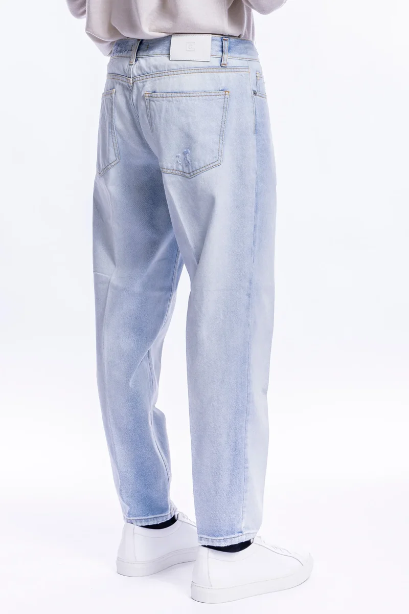 Jeans chiaro uomo effetto scambiato 5 tasche con lievi rotture vestibilità regular - immagine 6