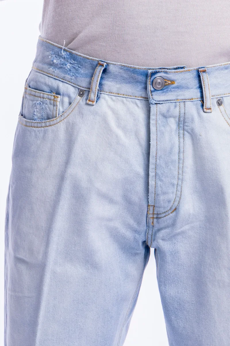Jeans chiaro uomo effetto scambiato 5 tasche con lievi rotture vestibilità regular - immagine 7
