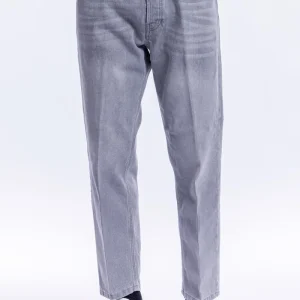Jeans uomo grigio 5 tasche con lievi sabbiature vestibilità regular .