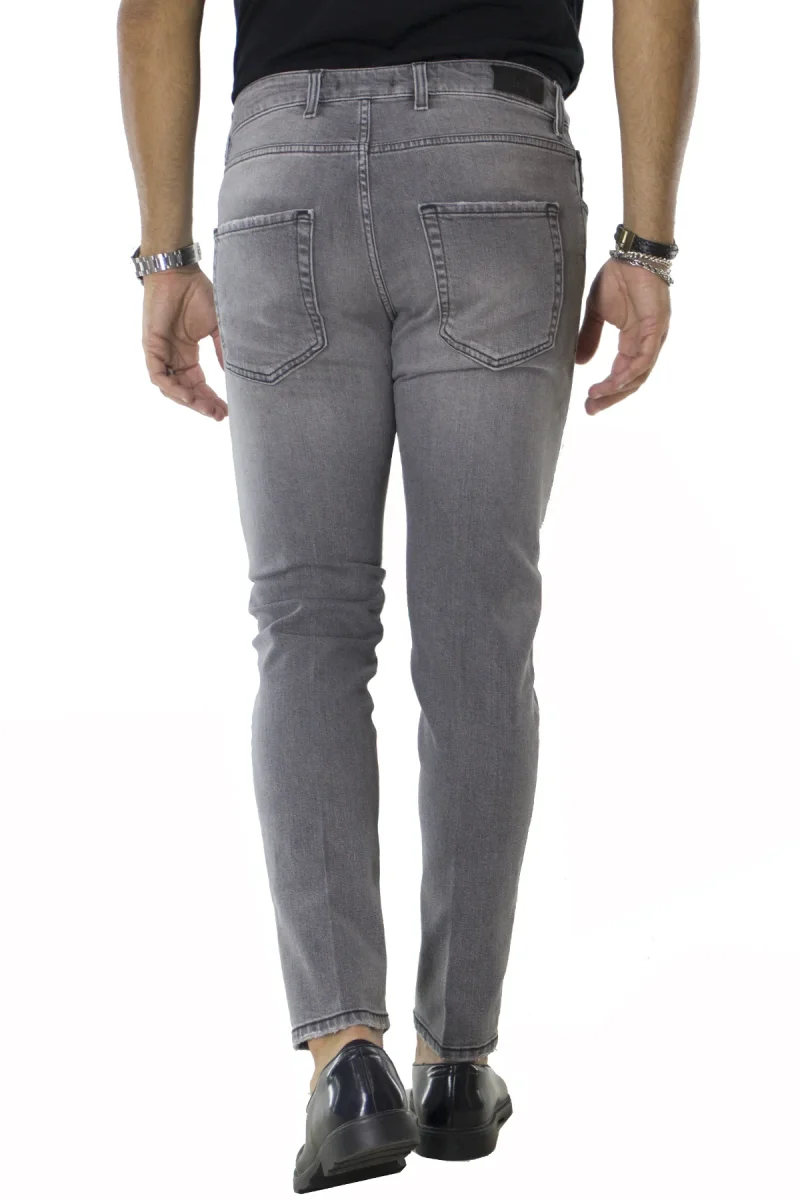 Jeans uomo slim grigio chiaro elasticizzato con sabbiature 5 tasche - immagine 4