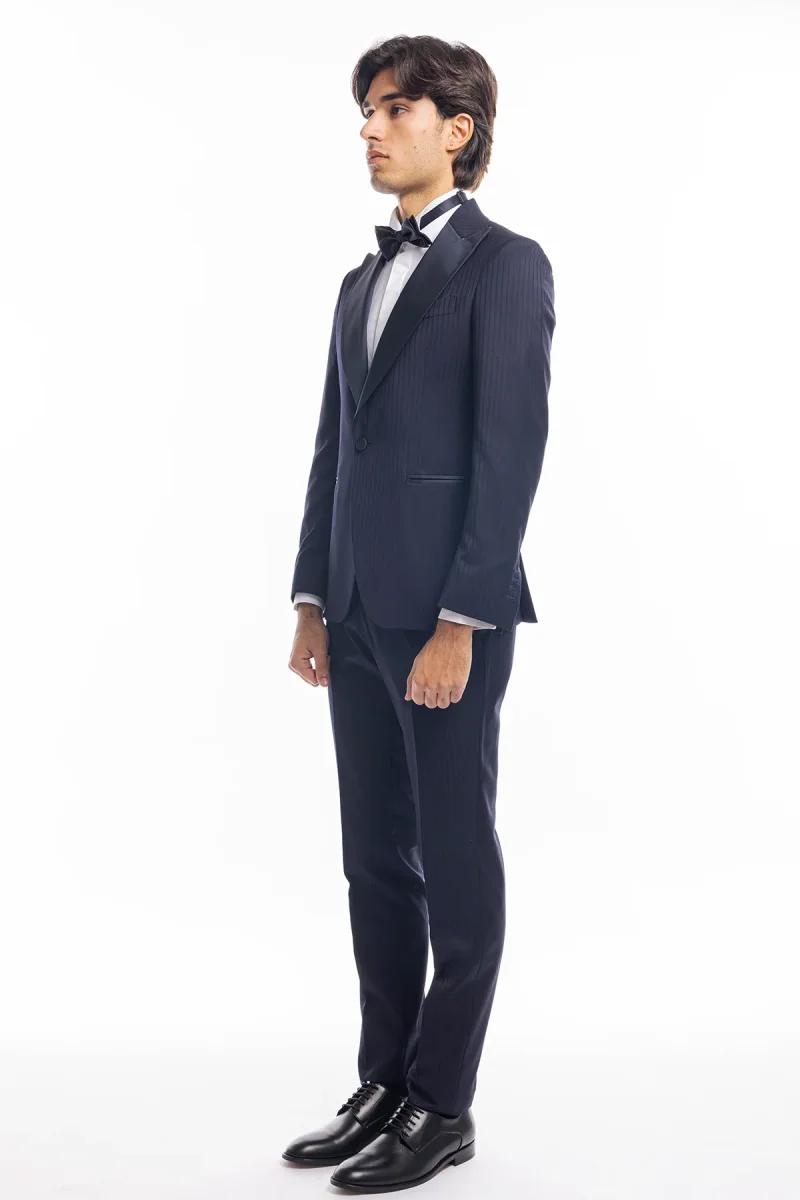 Abito uomo monopetto gessato fondo blu slim fit rever a lancia larga in seta - immagine 3