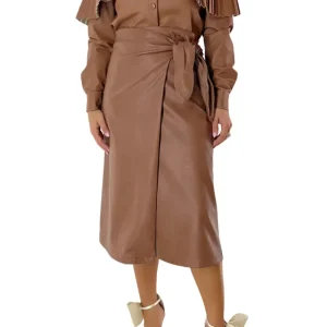 Camicia donna in ecopelle modello giacca con abbottonatura e dettagli rouches in plisse