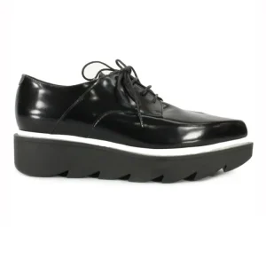 Scarpa donna stringata con suola in gomma alta